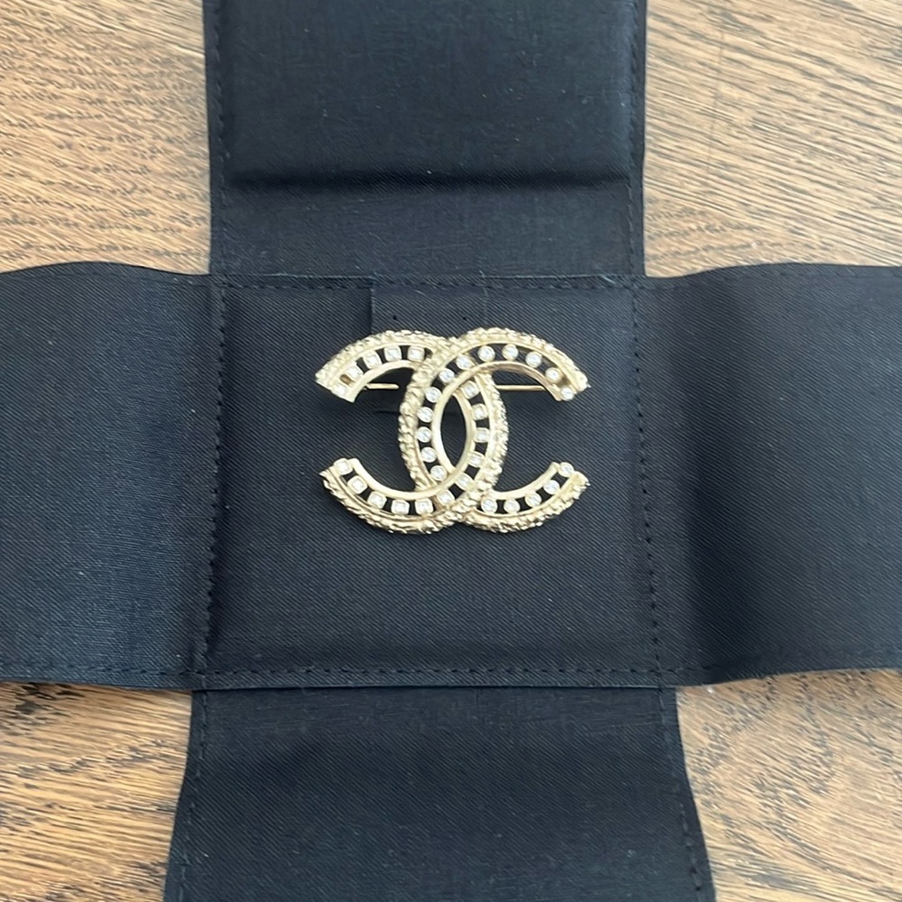 COPY - Chanel golden/crystal brooch